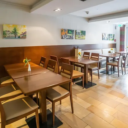 Altstadthotel Grauer Wolf 3* ארלנגן